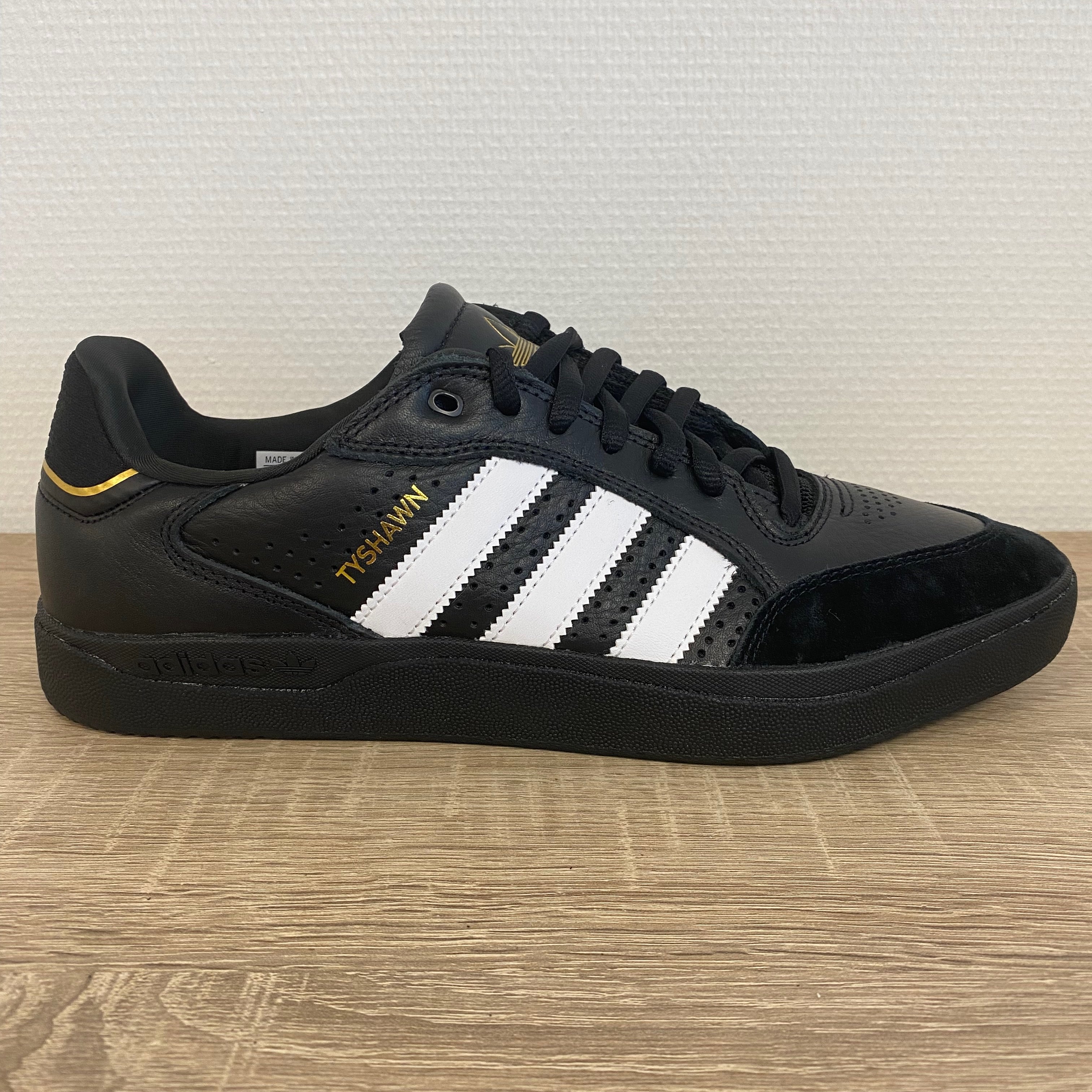 Adidas sneakers tyshawn low - black/black/white
