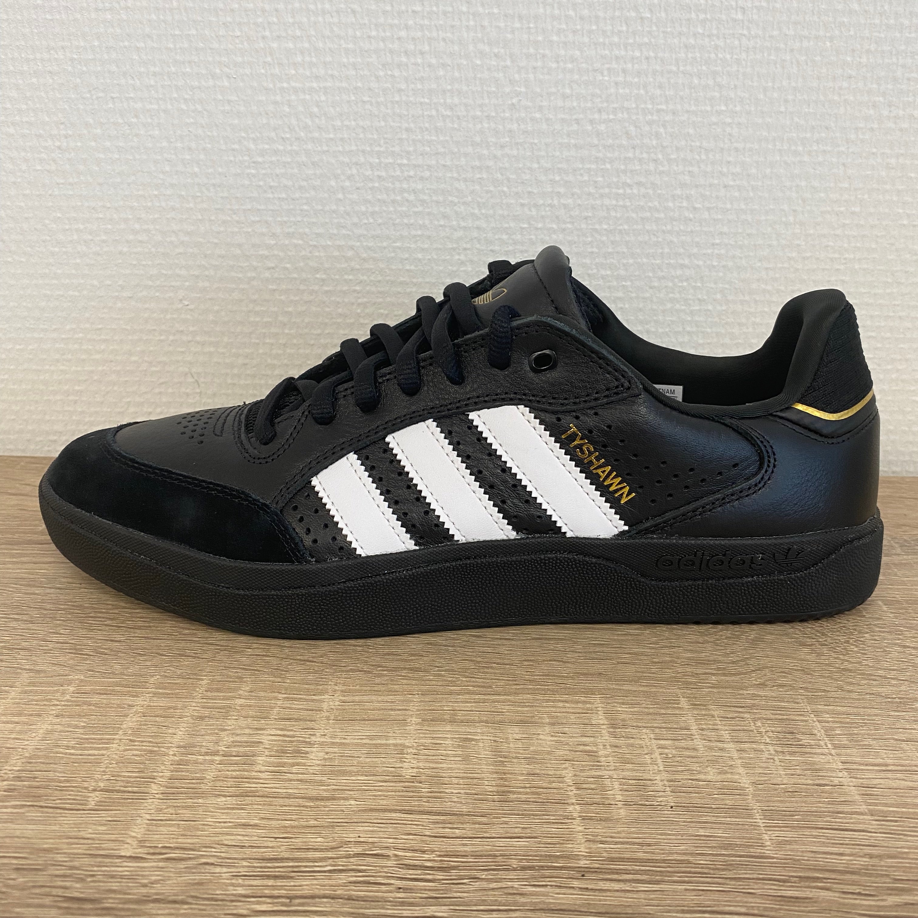 Adidas sneakers tyshawn low - black/black/white