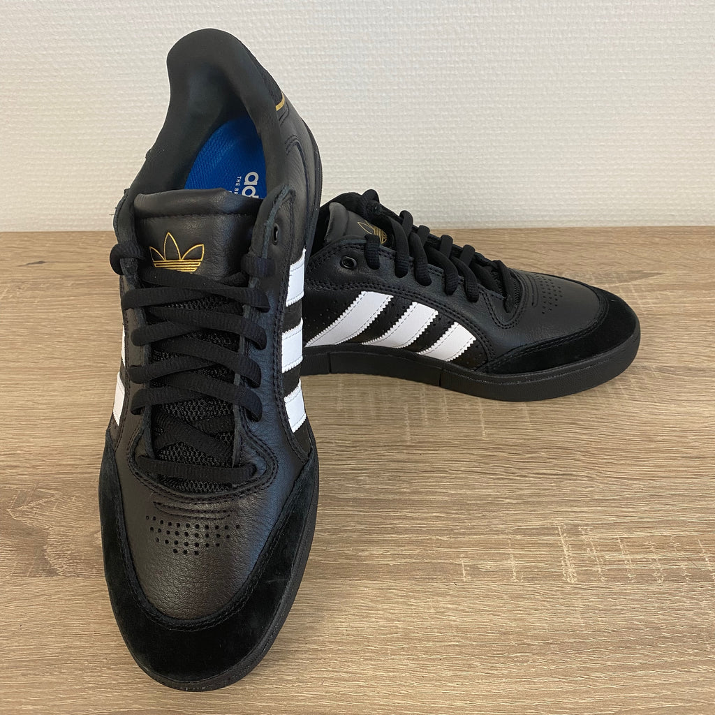 Adidas sneakers tyshawn low - black/black/white