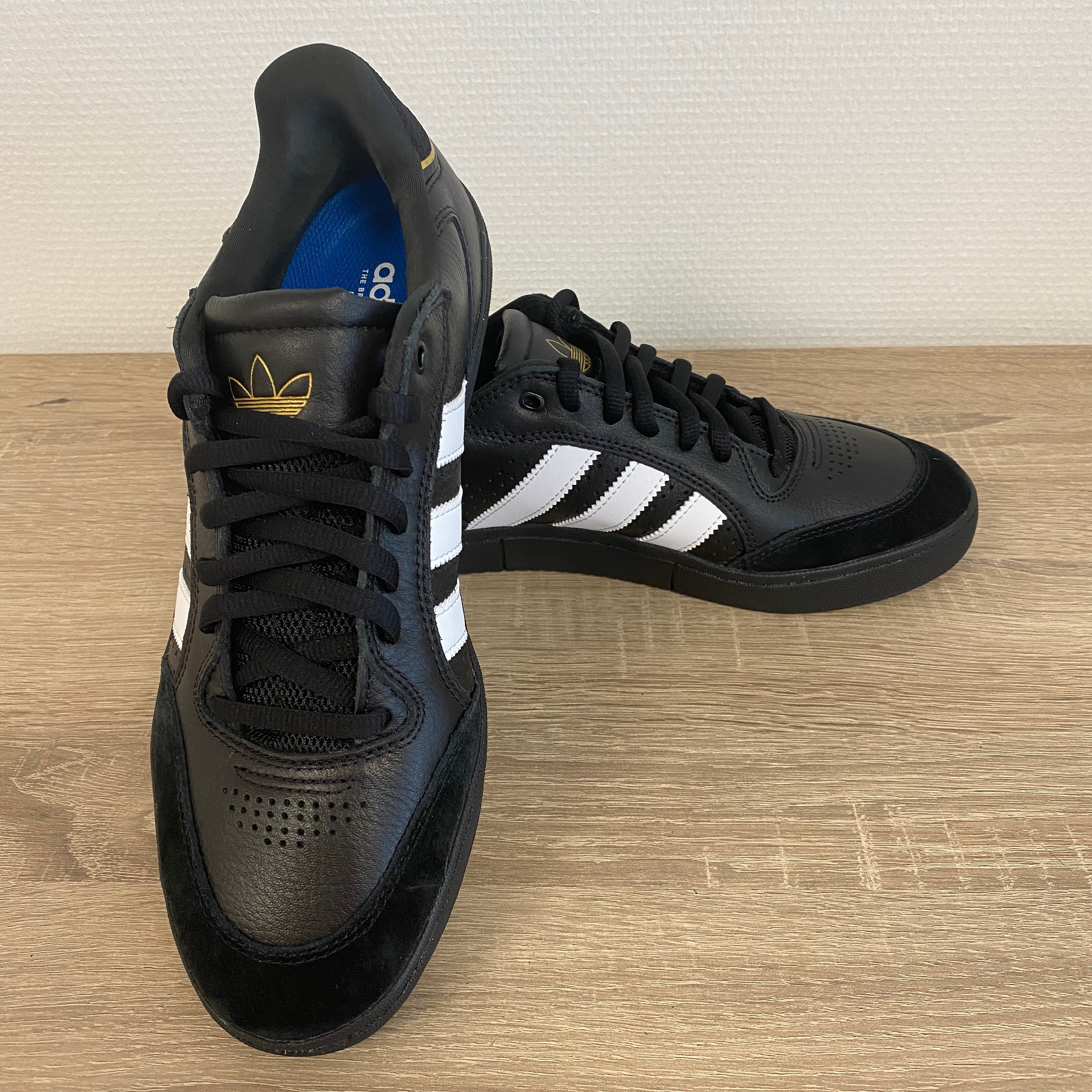 Adidas sneakers tyshawn low - black/black/white