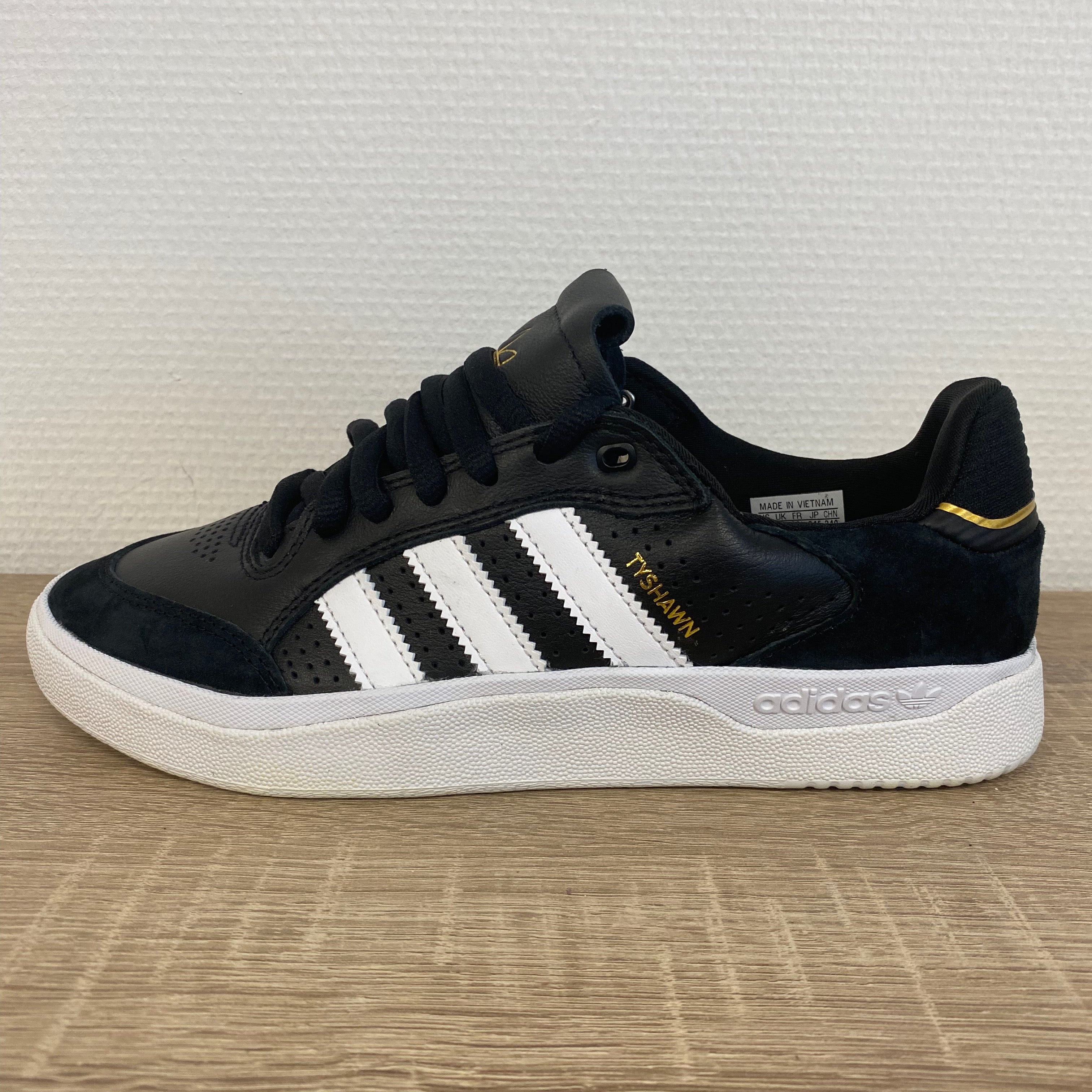 Adidas sneakers tyshawn low - black/white/white