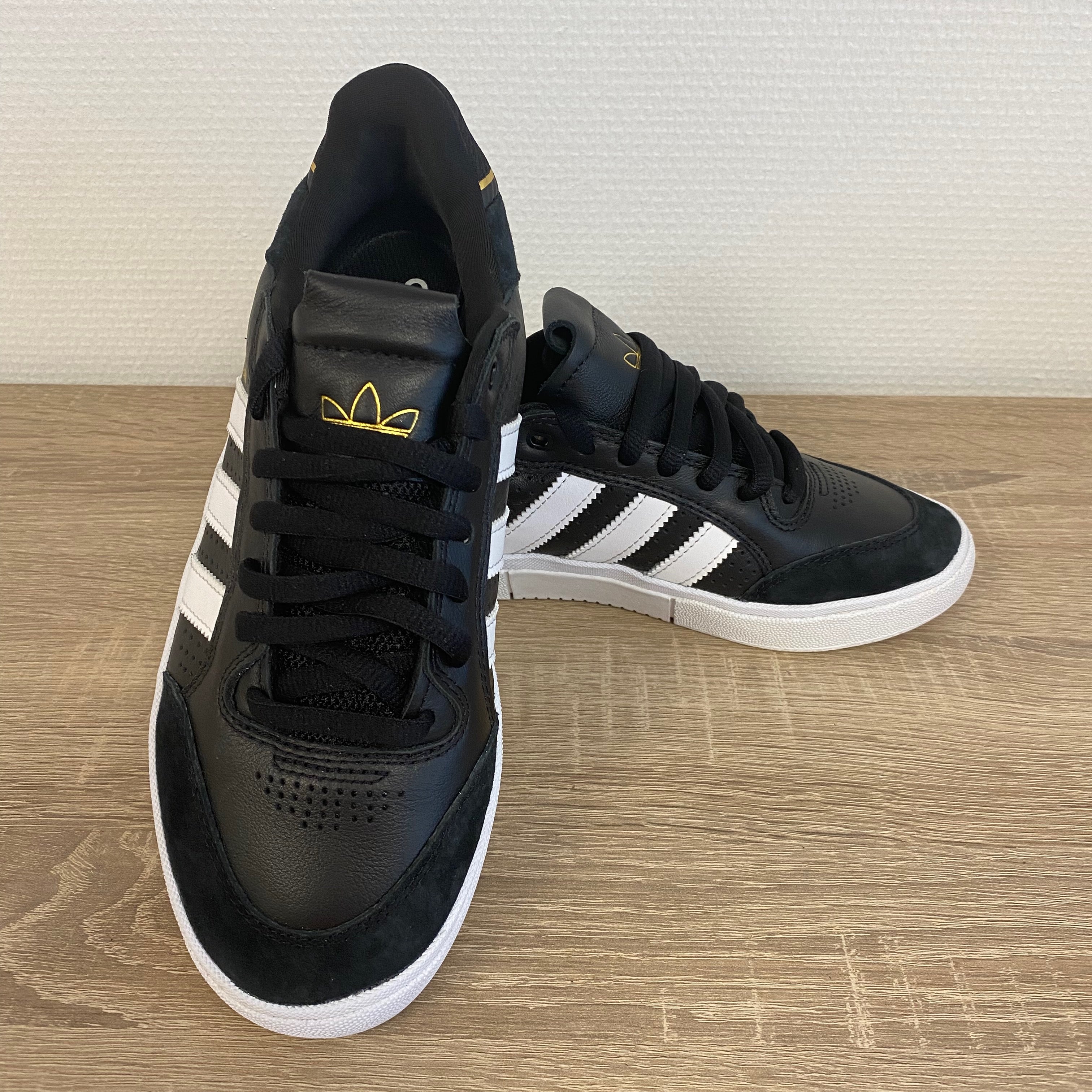 Adidas sneakers tyshawn low - black/white/white